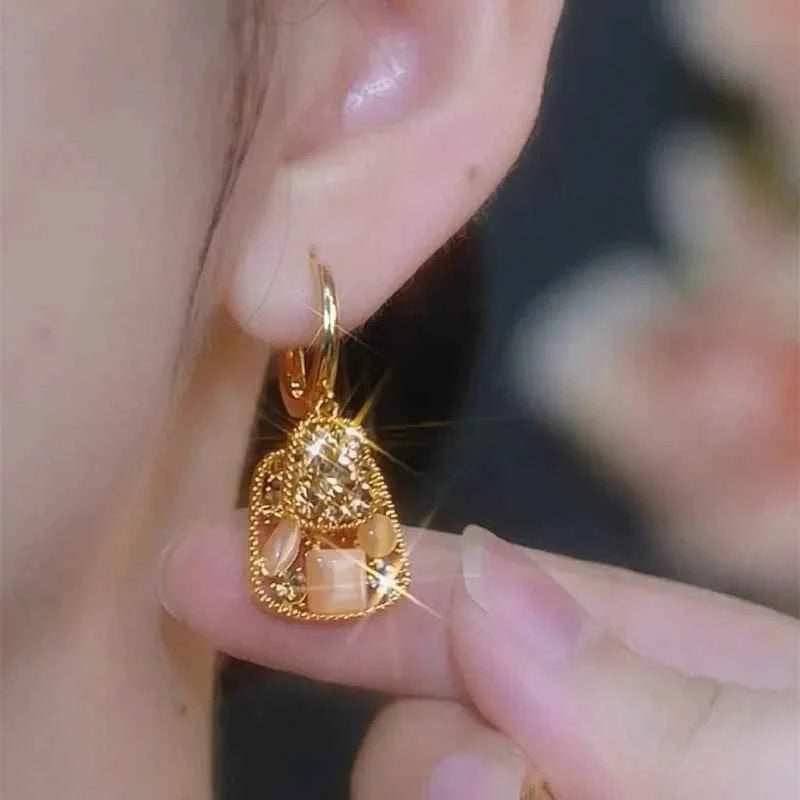 Square crystal zirconia earrings with brown stones, elegant jewelry accessory from Corporación Turística.