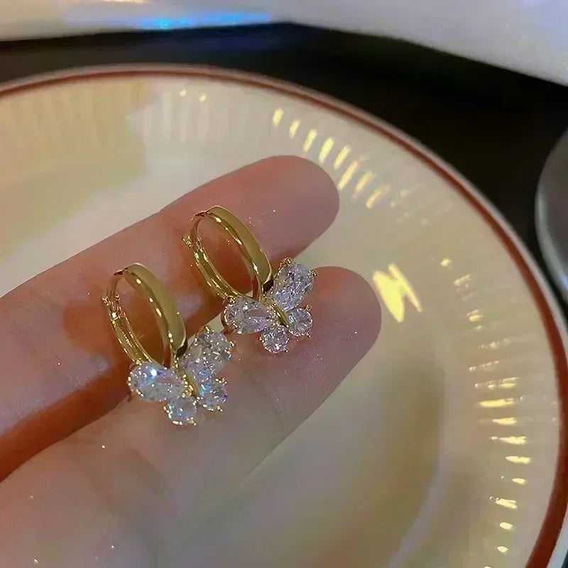 Square crystal zirconia earrings featuring a warm brown color, designed by Corporación Turística, showcasing elegant jewelry details.