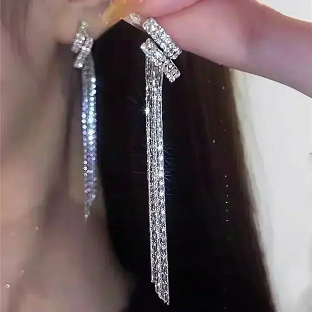 Exquisitos pendientes colgantes de cristal en forma de gota, con diseño elegante y brillo, perfectos para accesorios de moda.
