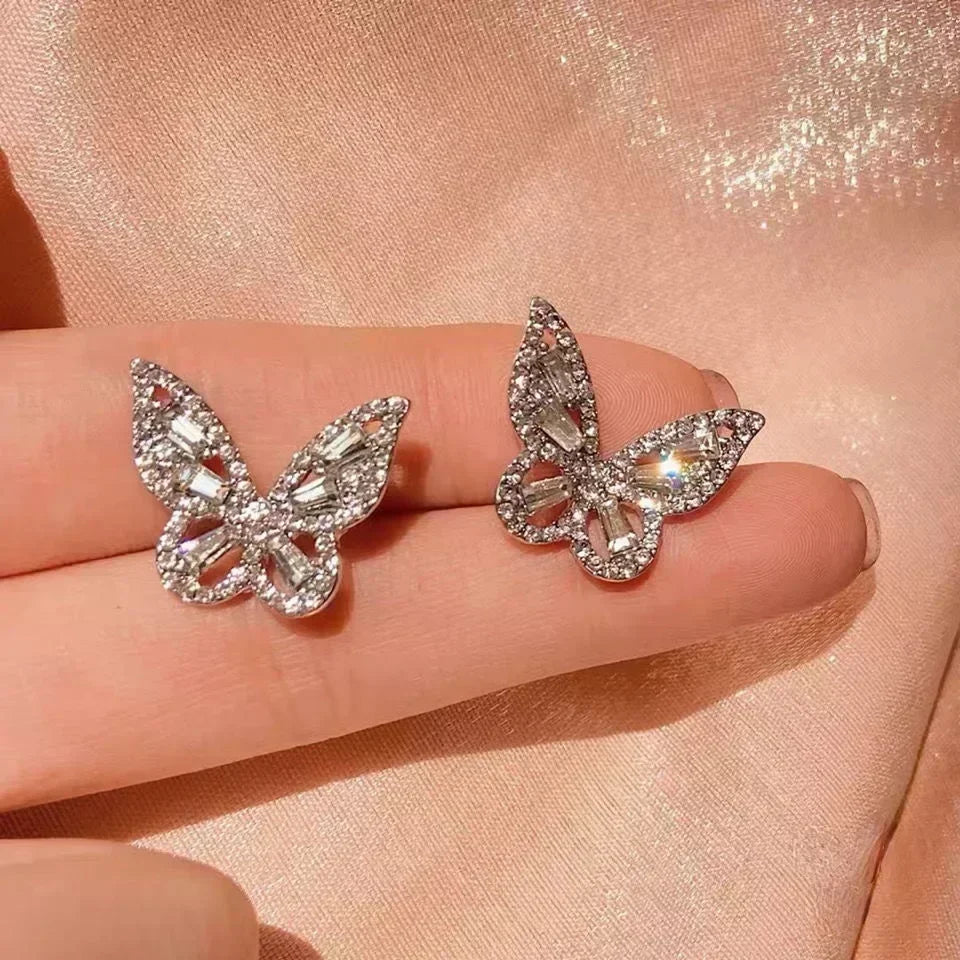 Exquisitos pendientes colgantes de cristal en forma de gota, diseñados por Corporación Turística, con acabado en color blanco.
