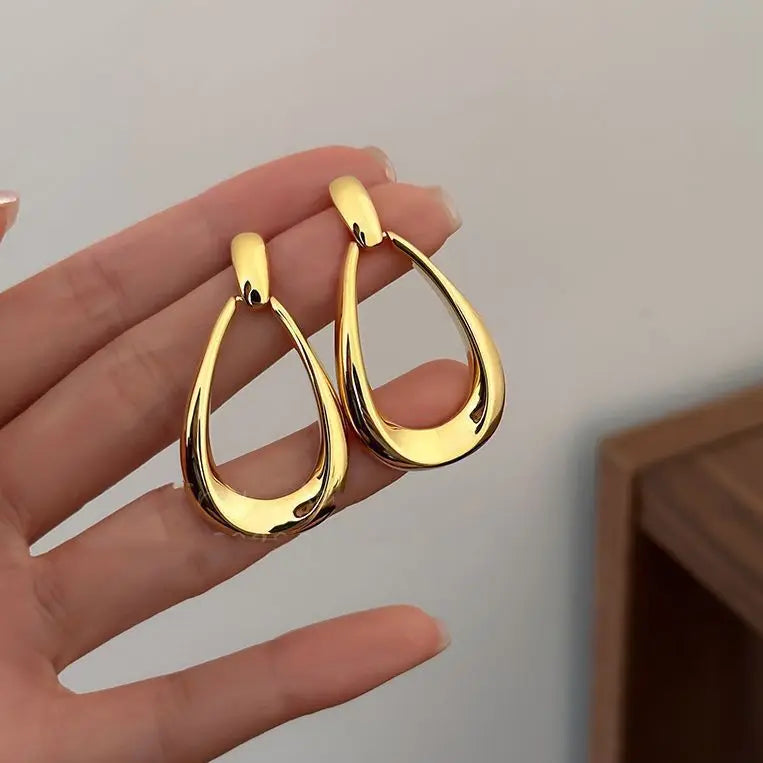 Elegant circular floral earrings from Corporación Turística featuring intricate flower designs for a stylish look.