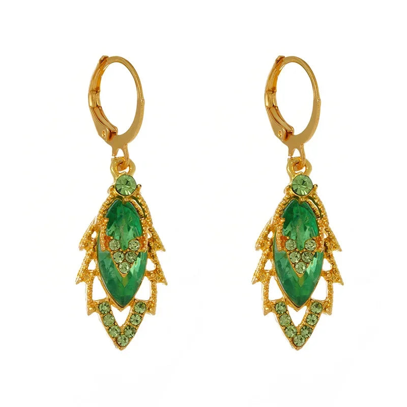 Exquisitos pendientes colgantes de cristal de circón de Corporación Turística, con detalles brillantes y elegantes.
