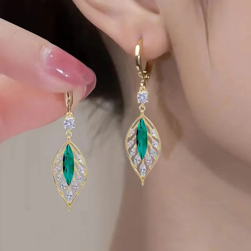 Gold leaf crystal earrings for women, featuring green crystal leaves and elegant design by Corporación Turística.