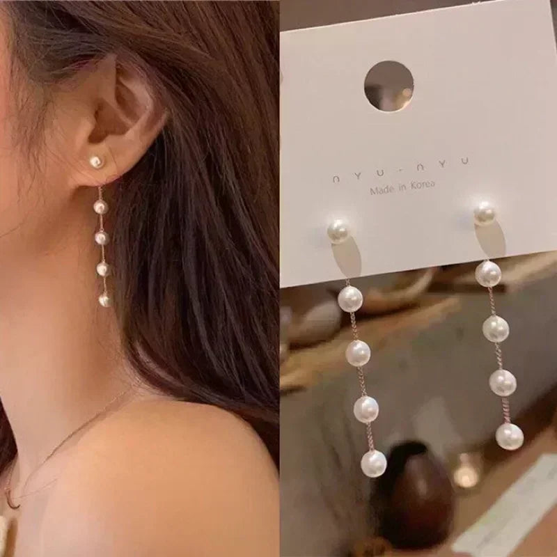 Gold leaf crystal earrings for women with green crystal accents, featuring elegant leaf design by Corporación Turística.