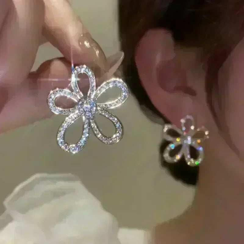 Gold leaf crystal earrings for women featuring green crystals, elegant drop design by Corporación Turística.