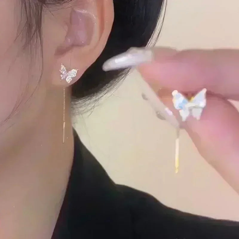 Gold leaf crystal earrings for women featuring green crystals, elegant jewelry by Corporación Turística.
