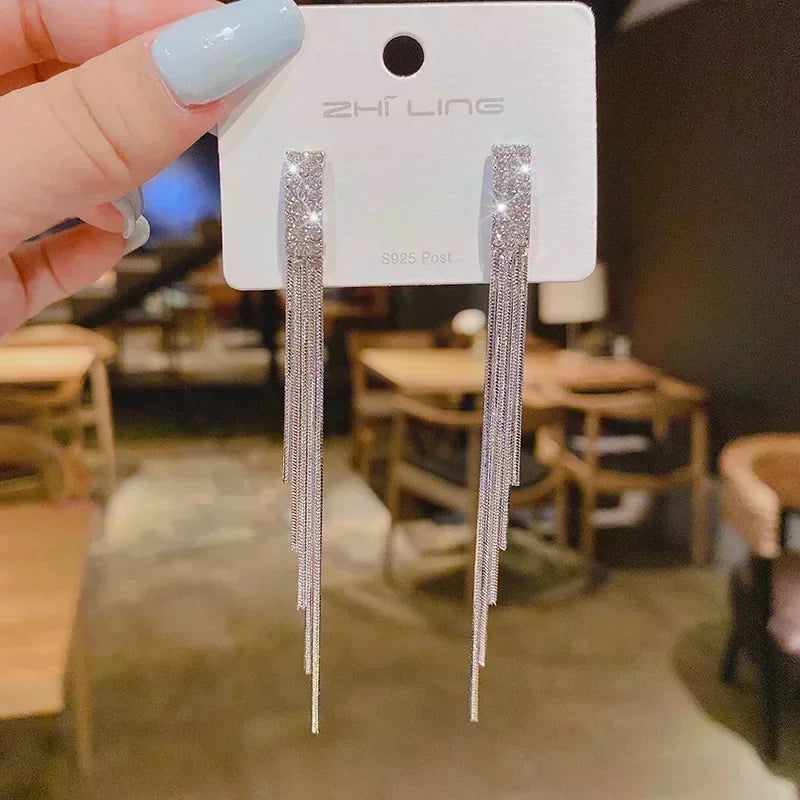 Gold leaf crystal earrings for women featuring green crystals, elegant dangle jewelry by Corporación Turística.