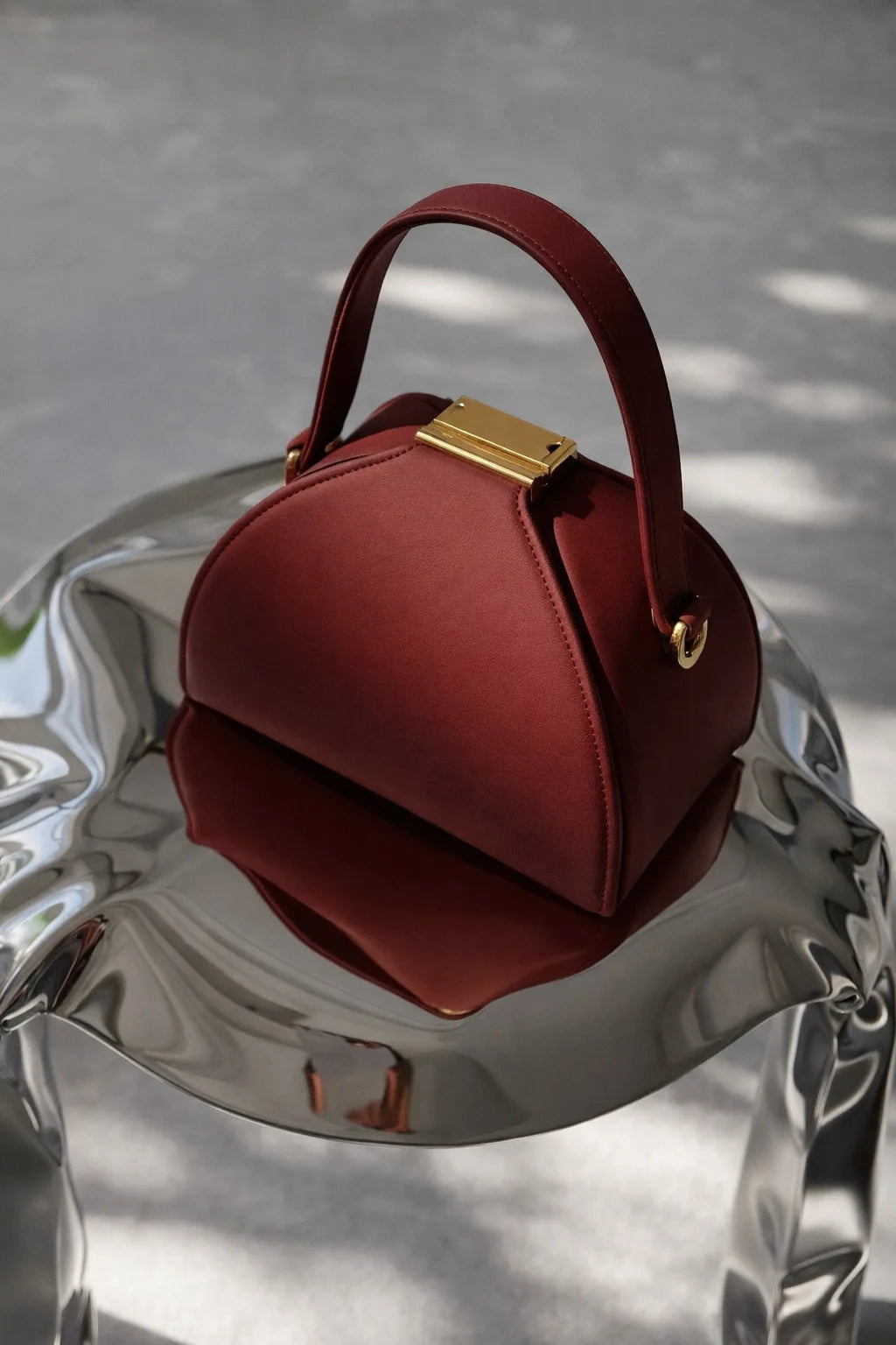 Gold PU shoulder bag for women with niche design, stylish and compact, from Corporación Turística.