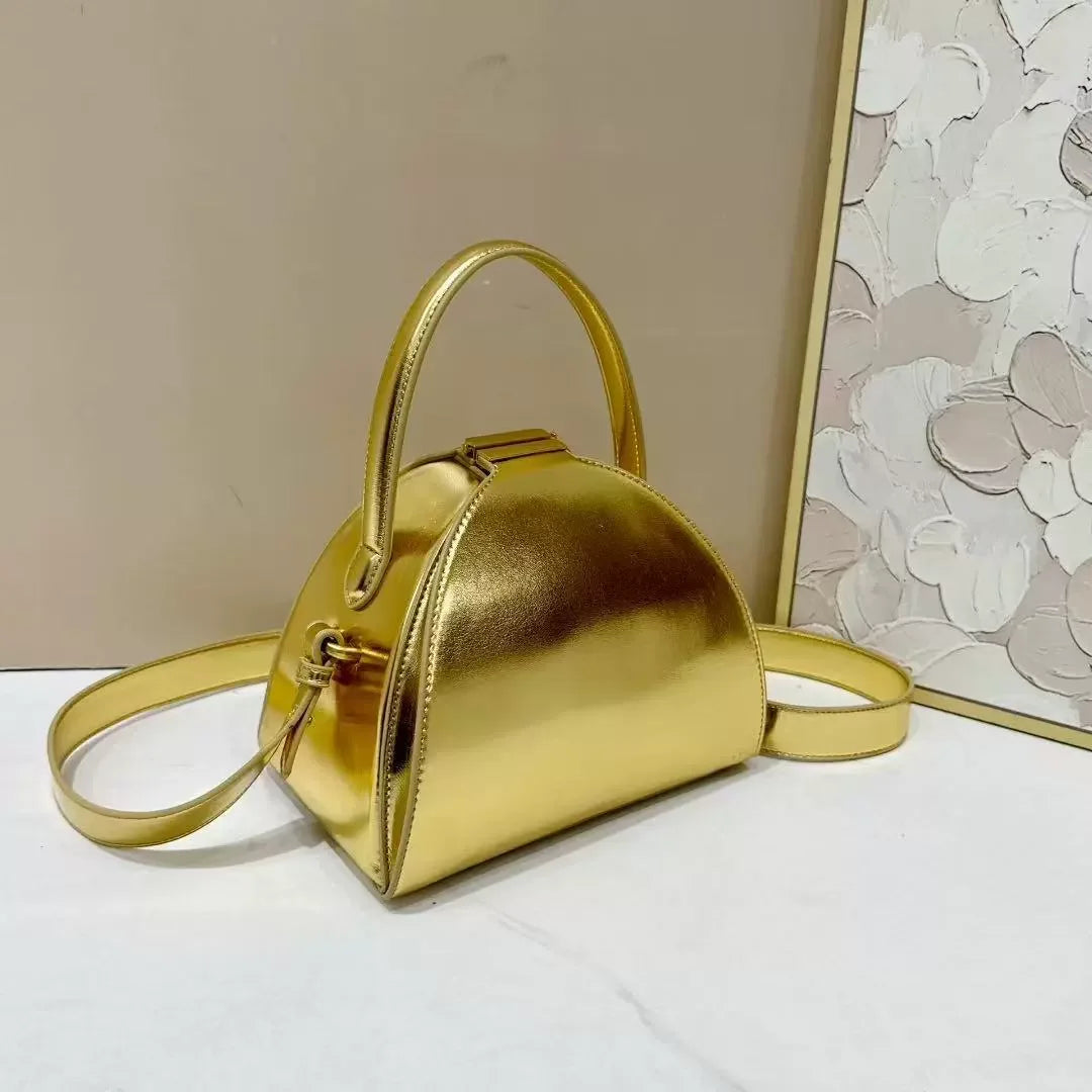 Nuevo bolso de hombro de PU para mujer con diseño de nicho, en color dorado, de la marca Corporación Turística, con dimensiones 22x14x19cm.
