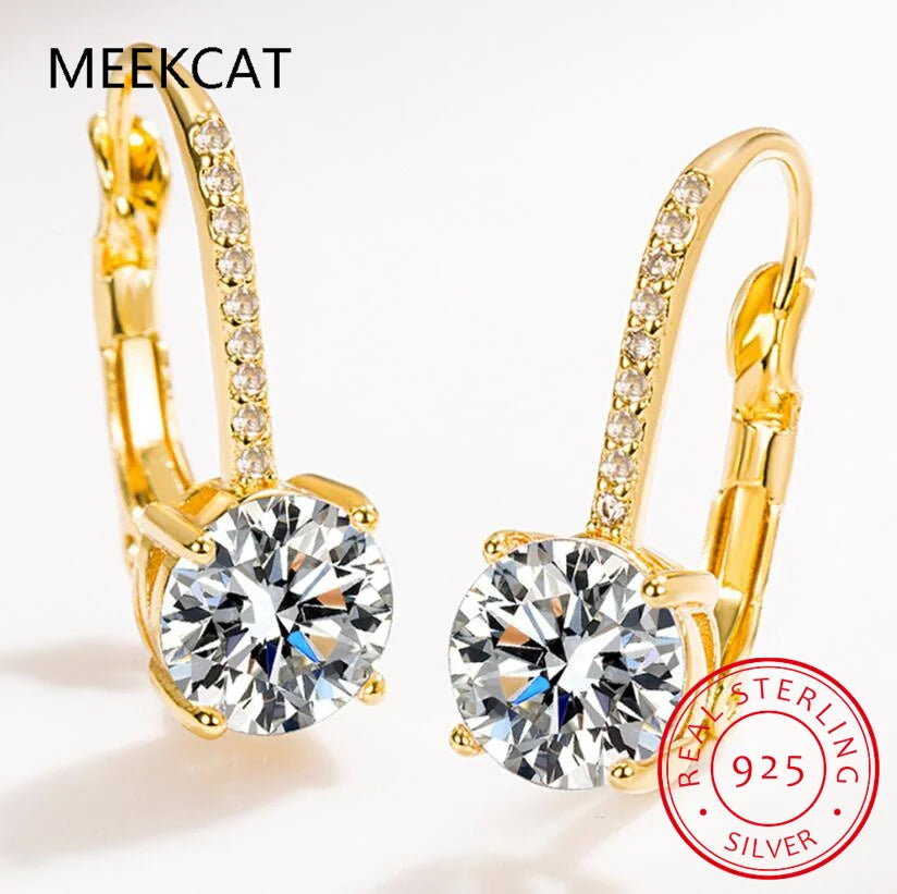 18K gold hoop earrings with sparkling moissanite stones, elegant jewelry by Corporación Turística