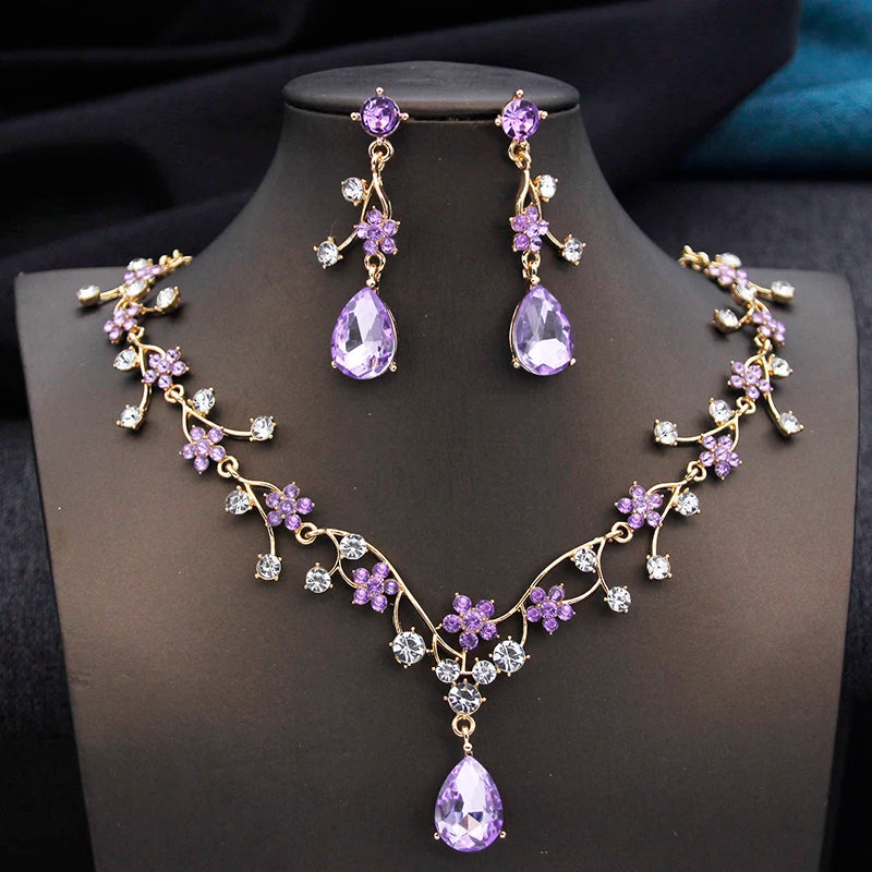 Gold and white water drop-shaped jewelry set for women with earrings and necklace by Corporación Turística.