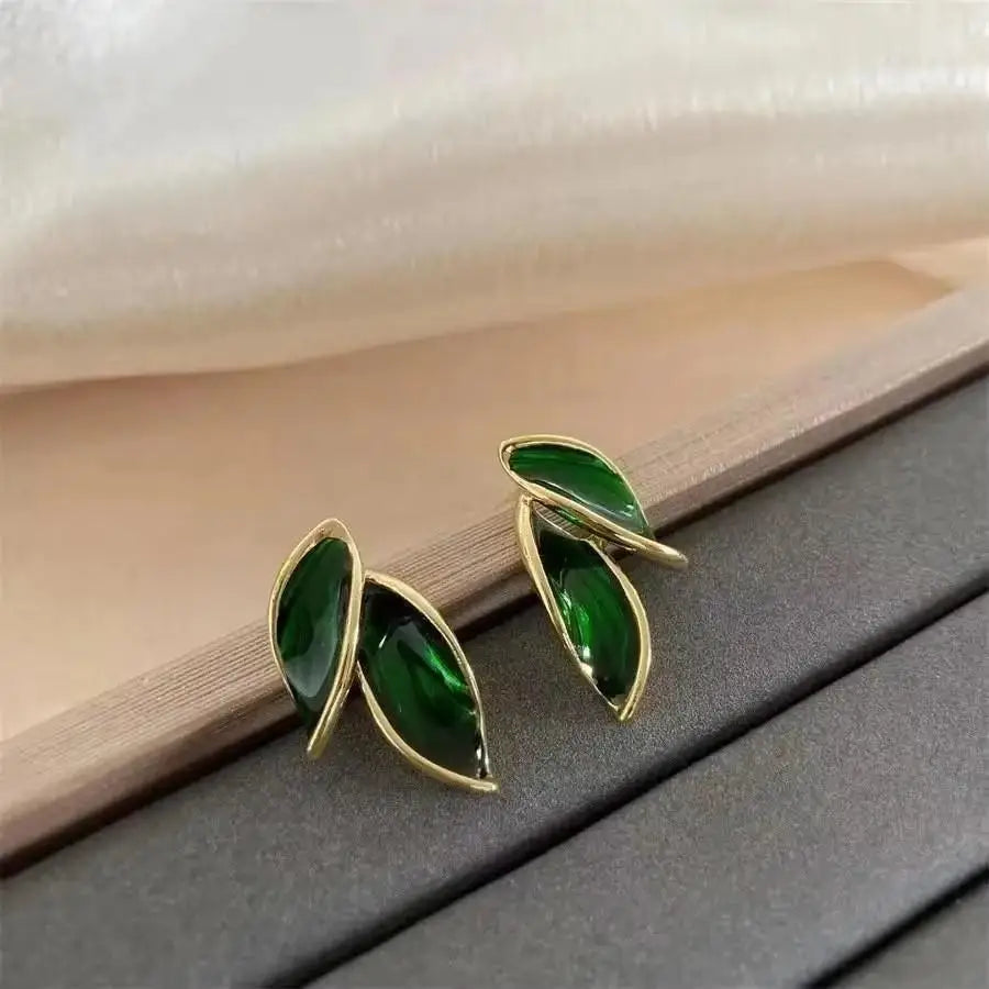 Gold and white Korean fashion zircon pendant earrings, dangling jewelry for women, stylish and elegant accessory.