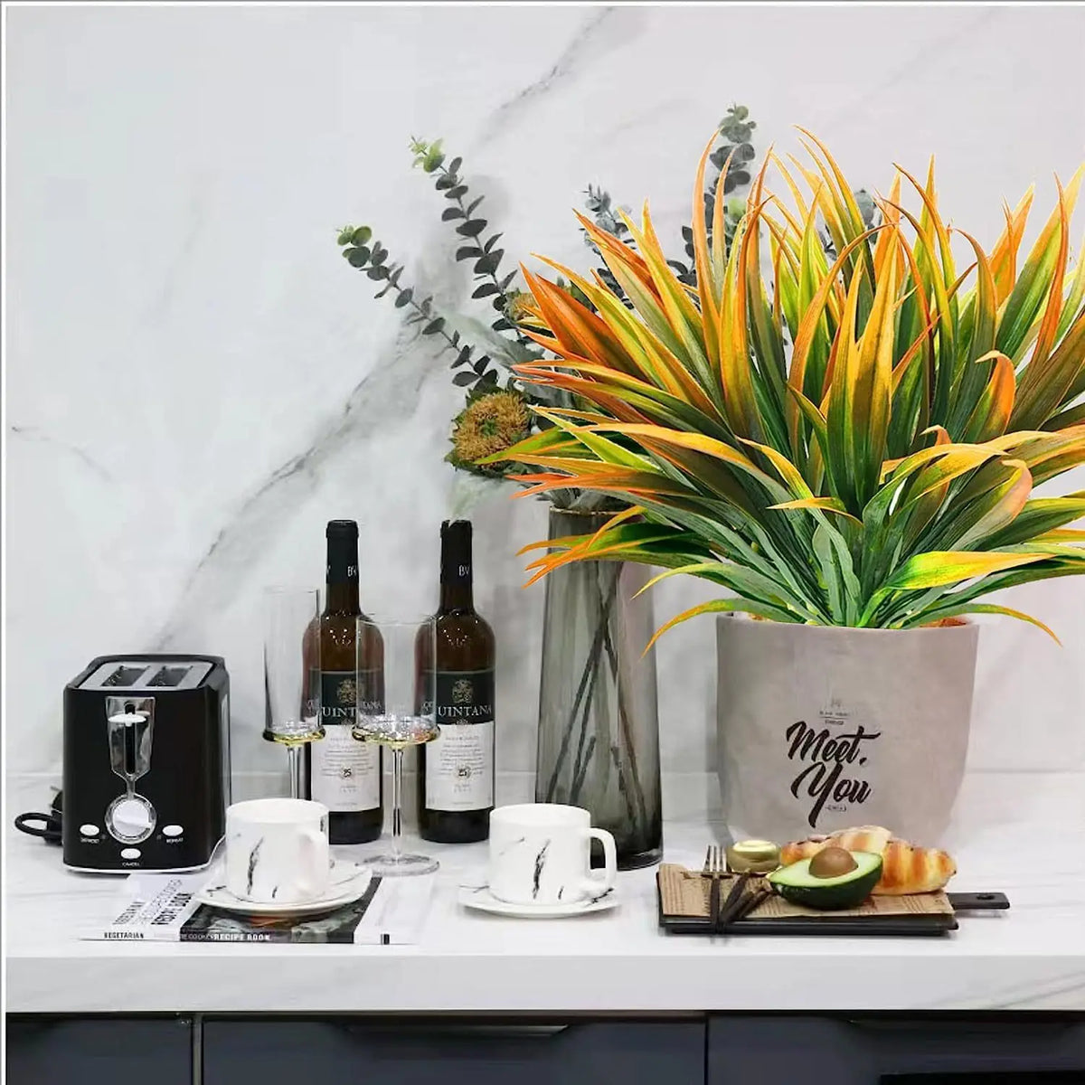 Spring grass garland by Corporación Turística, decorative greenery for home decor, lush and vibrant for spring-themed settings.