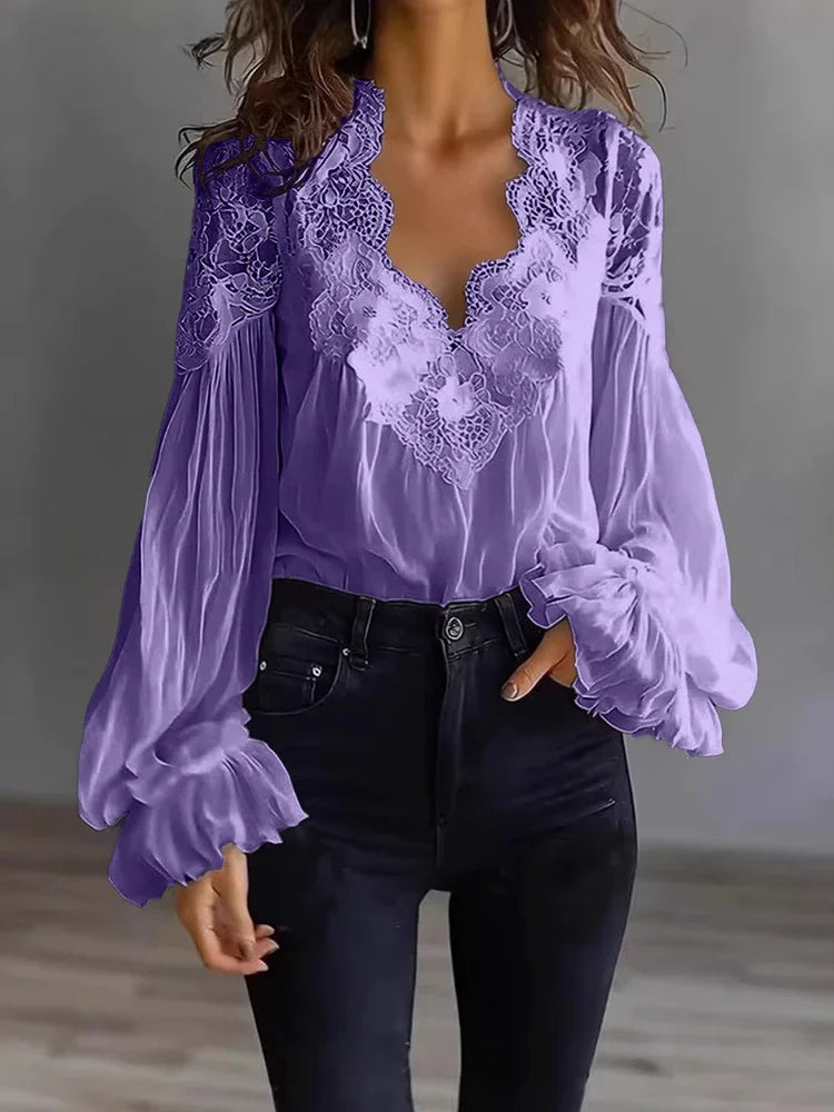 Blusa blanca de encaje con cuello en V profundo y mangas largas, diseñada por Corporación Turística, en color blanca.