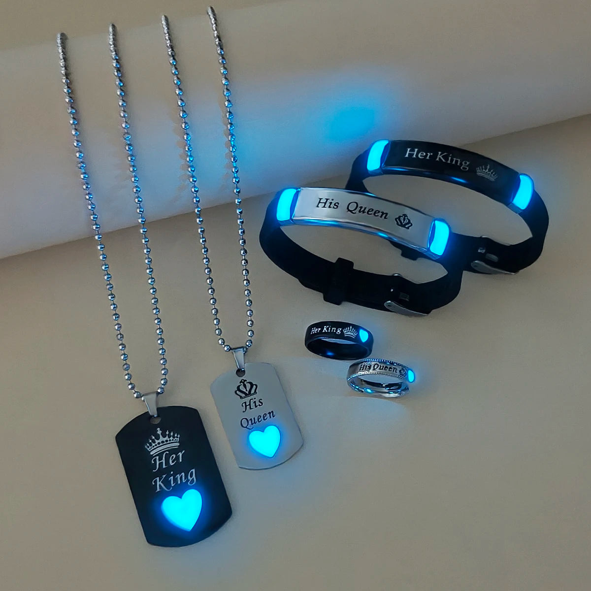 Conjunto de joyería con 6 piezas de corazones y coronas luminosas, incluye collar y pulsera, ideal para pareja y aniversario.