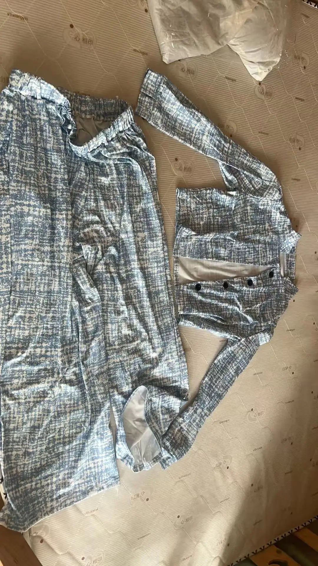 Light blue 2-piece women’s outfit by Corporación Turística featuring a short jacket and matching pants, size XXL.
