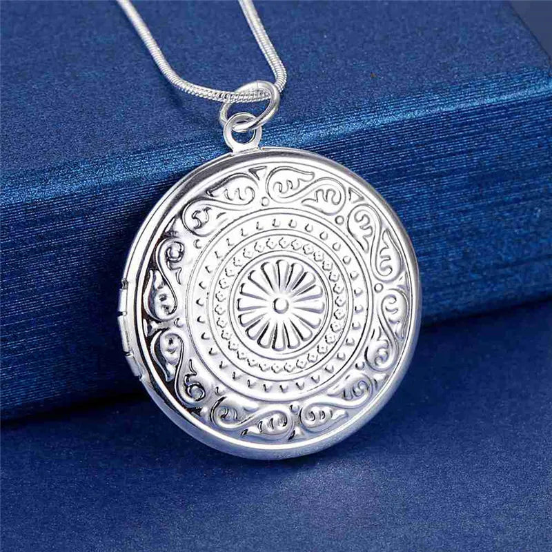 Sterling silver 925 shell pendant necklace, 40-75cm length, natural shell design, from Corporación Turística.