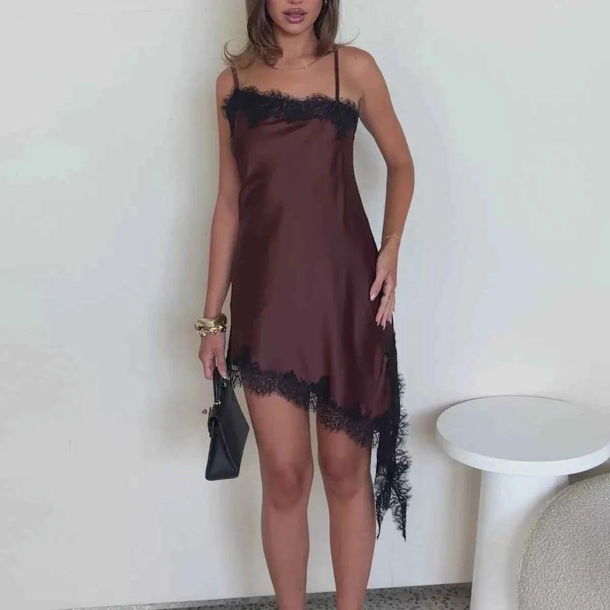 Brown women's camisero minivestido with lace details and asymmetric hem, featuring a stylish and comfortable design.