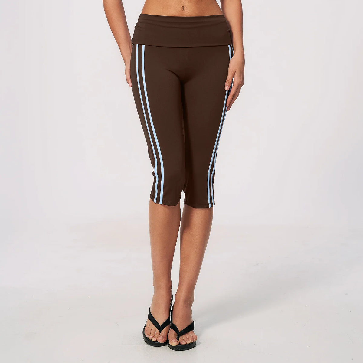 Moss green high-waisted yoga Capri leggings for women with a wide waistband, made by Corporación Turística.