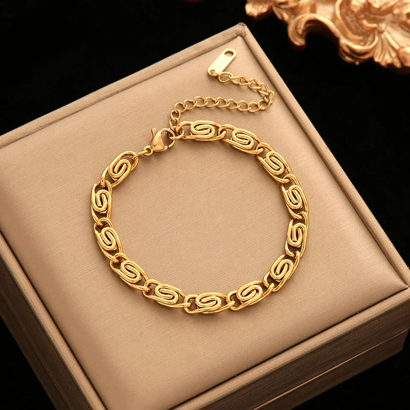 EILIECK stainless steel chain necklace and bracelet set by Corporación Turística, featuring sleek silver-toned jewelry with modern design.