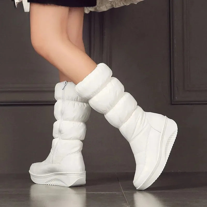 Impermeable black snow boots for women with platform from Corporación Turística, showing the side view and winter design details.