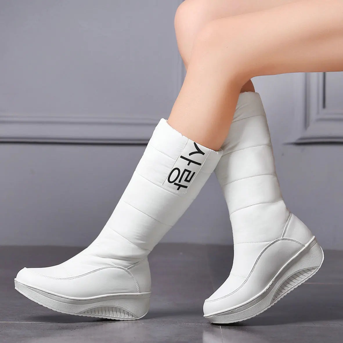 Black snow boots for women and cotton shoes for girls, from Corporación Turística, shown with winter-ready design and cozy material.
