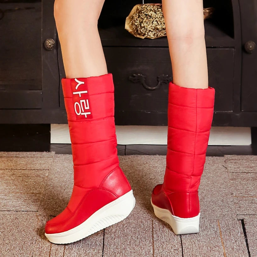 Black snow boots for women and girls by Corporación Turística, featuring warm cotton lining and durable winter footwear.
