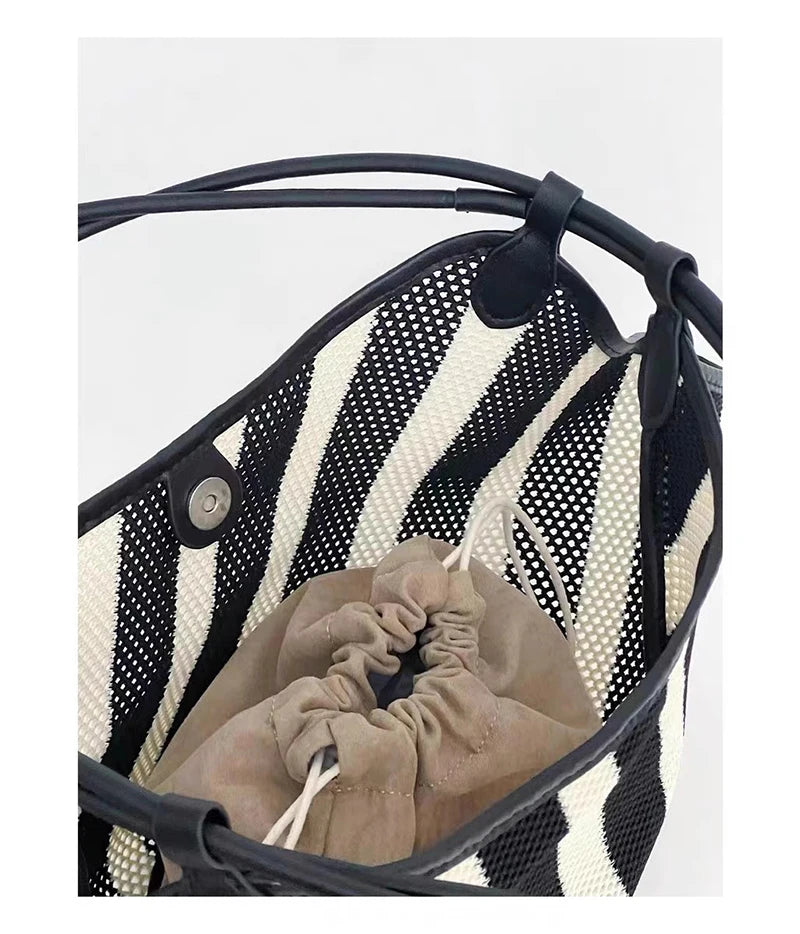 Highreal Forest crossbody bag by Corporación Turística, black sloth-style purse with adjustable strap for women.
