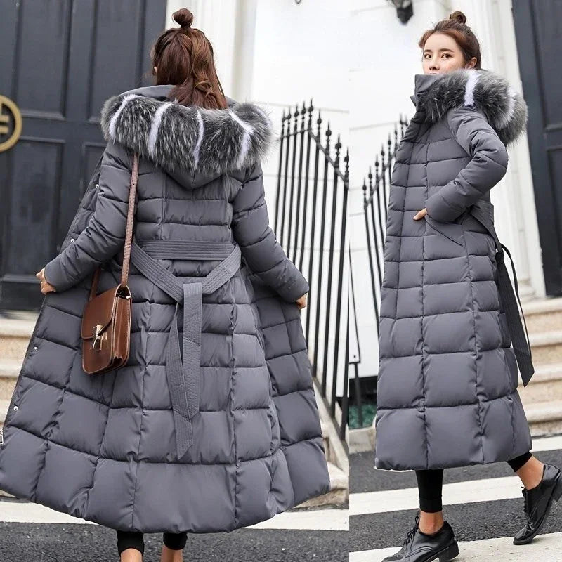 Larga chamarra de invierno para mujer en negro, cálida y elegante, de la marca Corporación Turística.