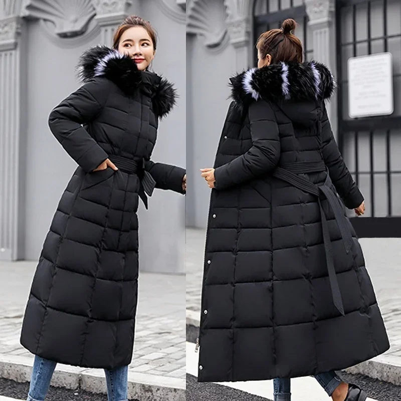 Largo abrigo de invierno para mujer en color negro, con cierre y cuello alto, de la marca Corporación Turística.