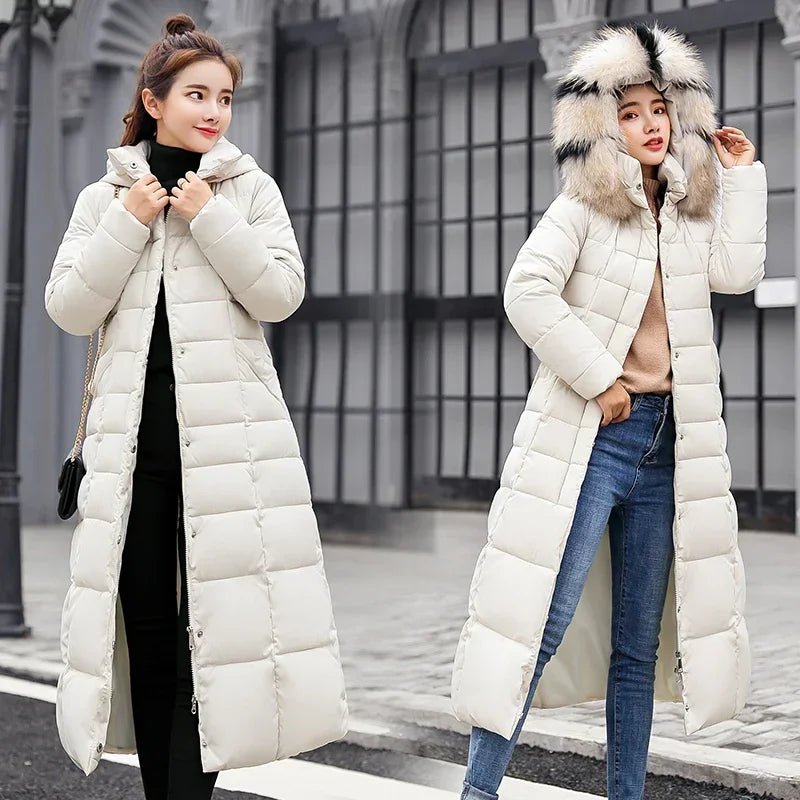 Larga chaqueta de invierno para mujer en color negro, de la marca Corporación Turística, con acolchado cálido y diseño elegante.
