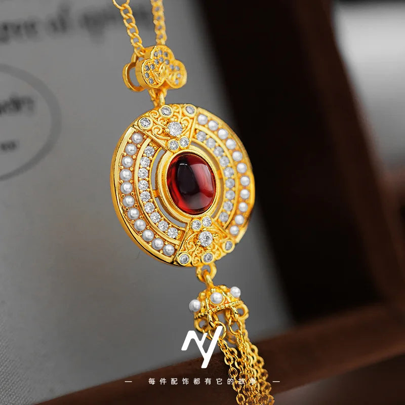Gold collar de clavícula con borla de rubí ovalado, elegante joyería para mujer, con detalles brillantes y delicados.