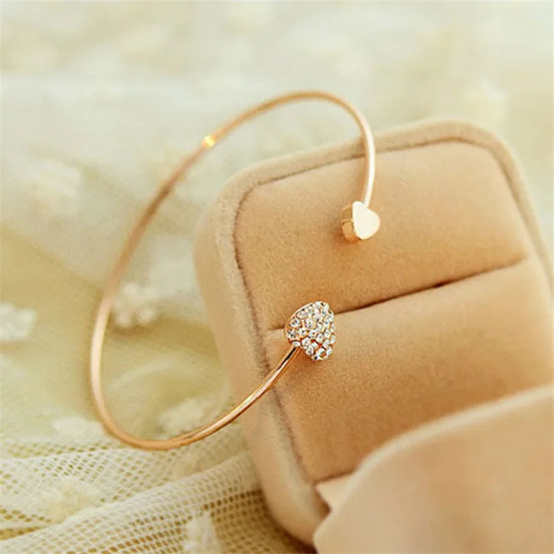 Nueva pulsera de apertura de brazalete Bilezik de doble C en oro, diseñada por Corporación Turística, con elegante acabado dorado.
