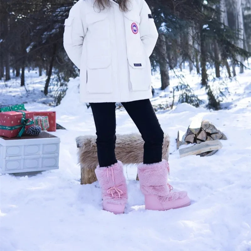 Pink high-end snow boots for women by Corporación Turística, featuring insulated design and durable winter footwear.