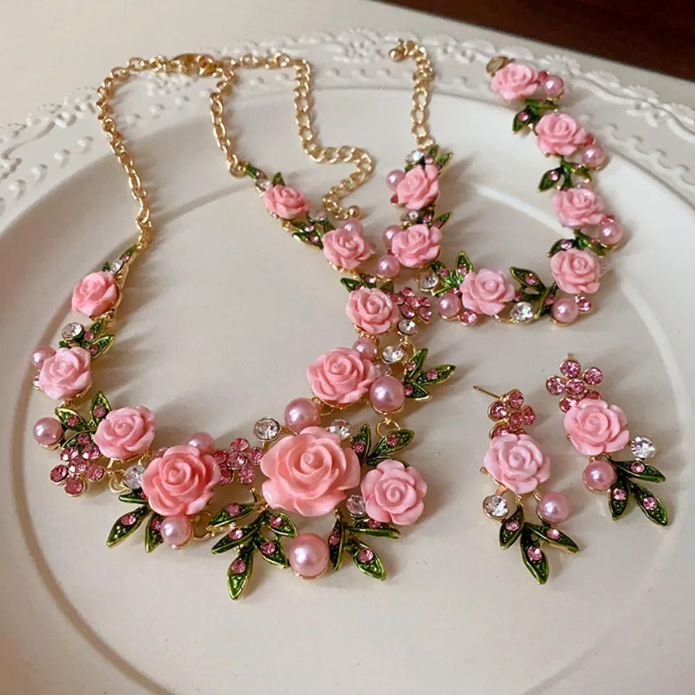 Lujoso collar de flores rosas con diamantes de imitación, elegante accesorio de Corporación Turística, con detalles brillantes y delicados.
