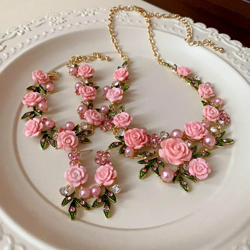 Lujoso collar de flores rosas con diamantes de imitación, elegante joyería de Corporación Turística, para ocasiones especiales.