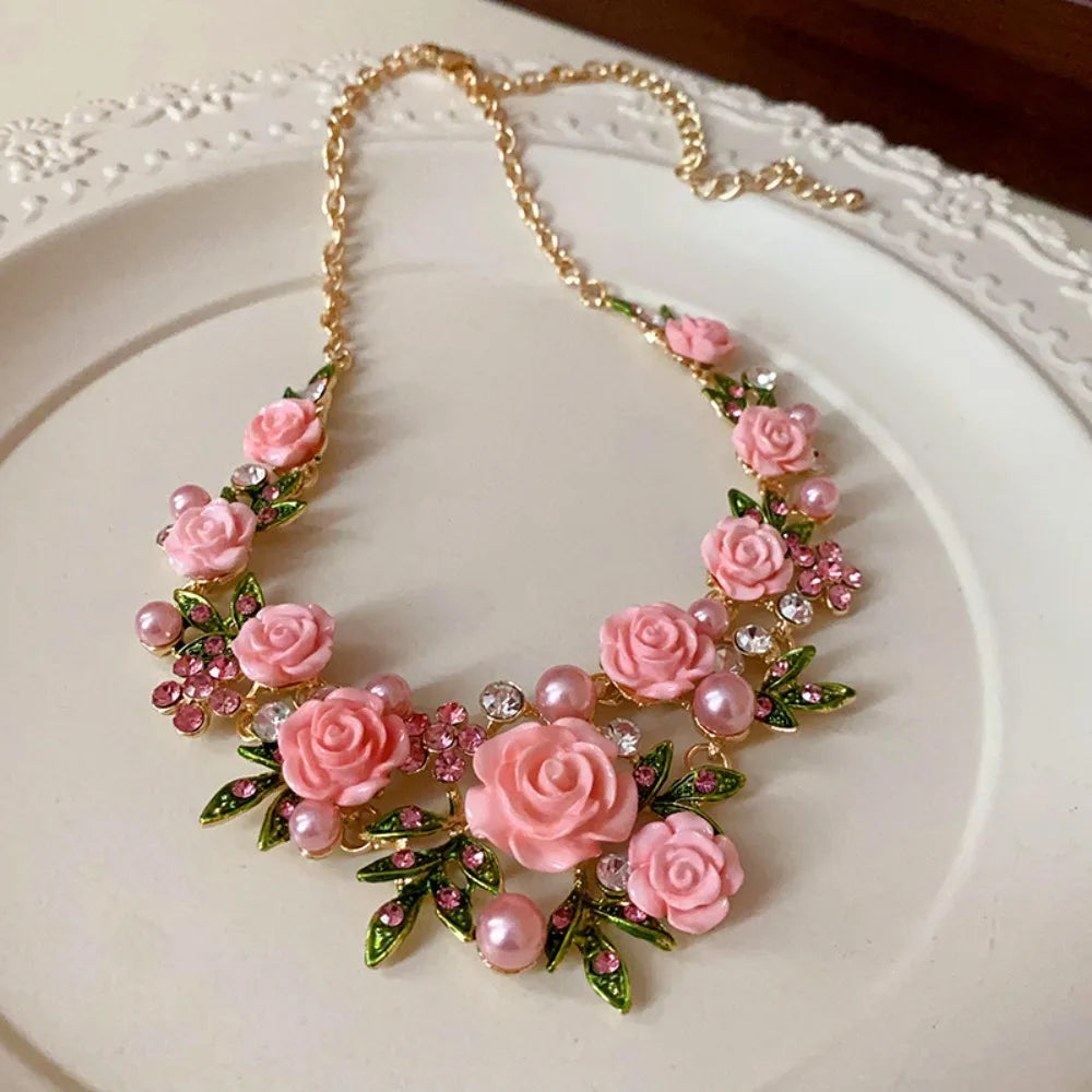 Lujoso collar de flores rosas con diamantes de imitación, elegante accesorio de Corporación Turística.