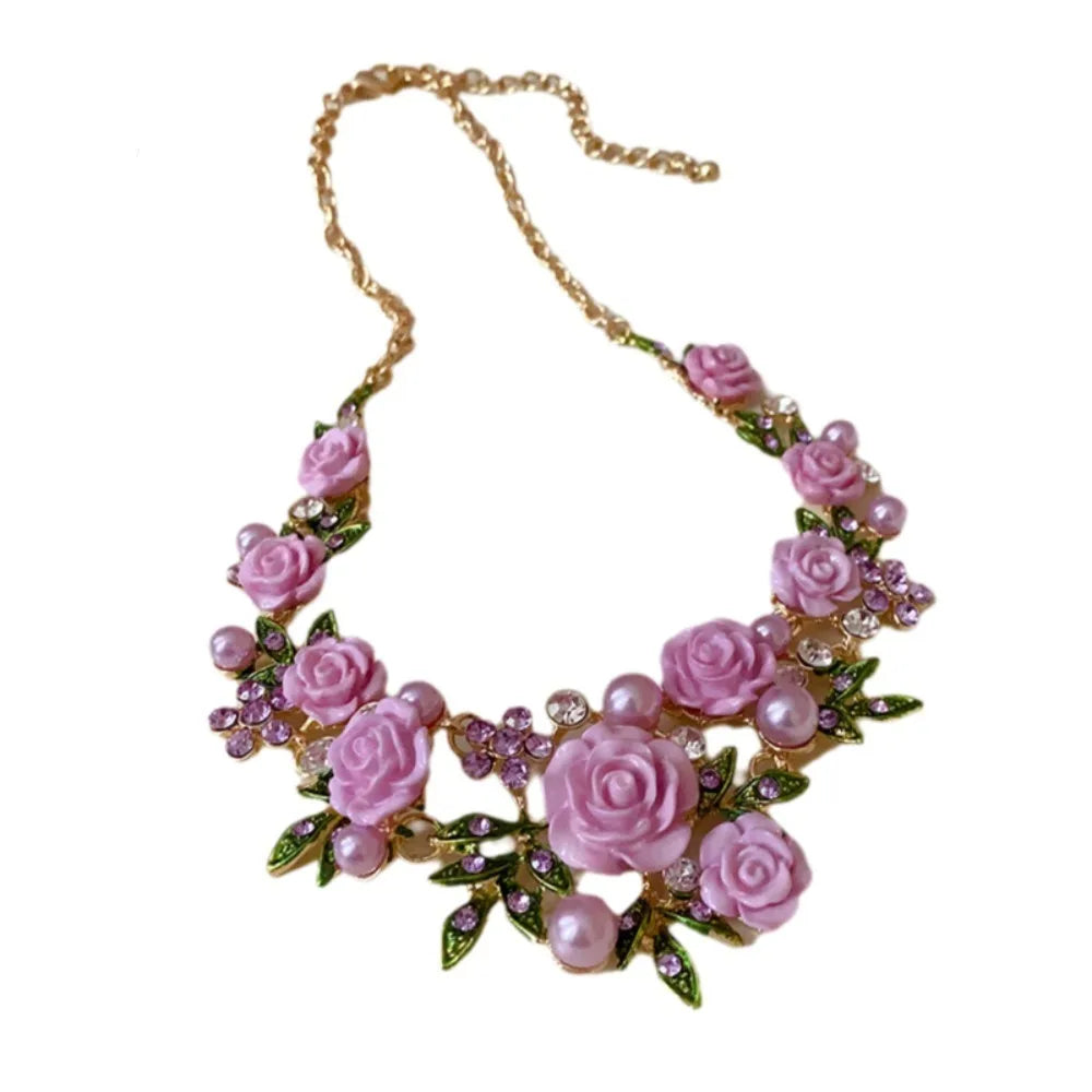 Lujoso collar de flores rosas con diamantes de imitación, elegante accesorio de Corporación Turística, visible en la imagen.