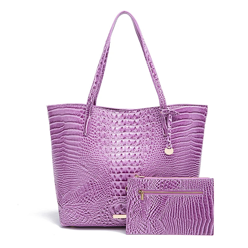 Conjunto de bolsos de mano de Corporación Turística con textura en relieve, ideal para llevar en eventos y salidas elegantes.
