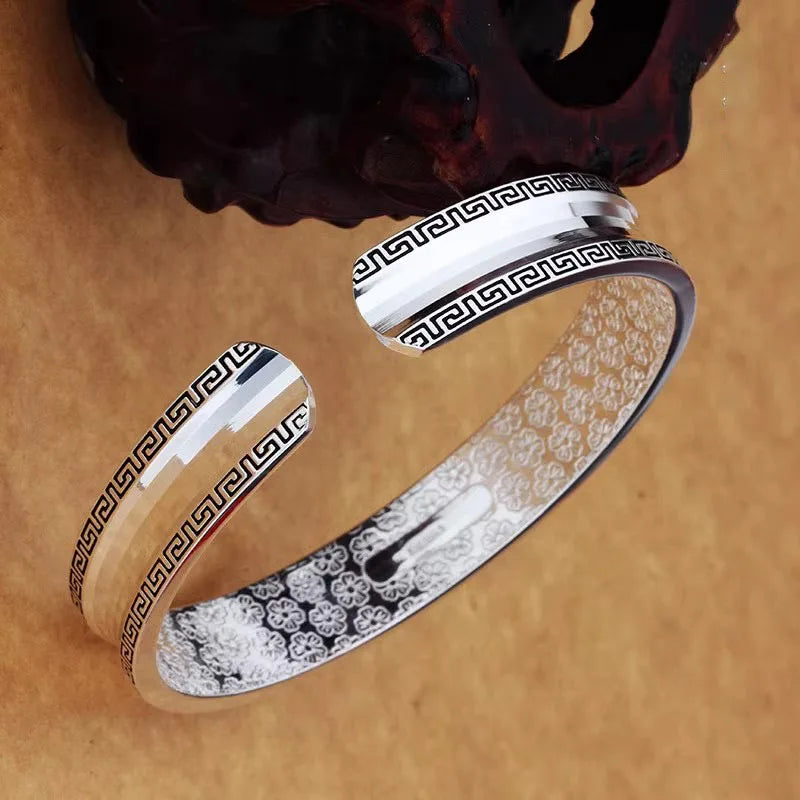 Textured circular silver bracelet in 925 sterling silver for men, featuring a sleek design and modern style.