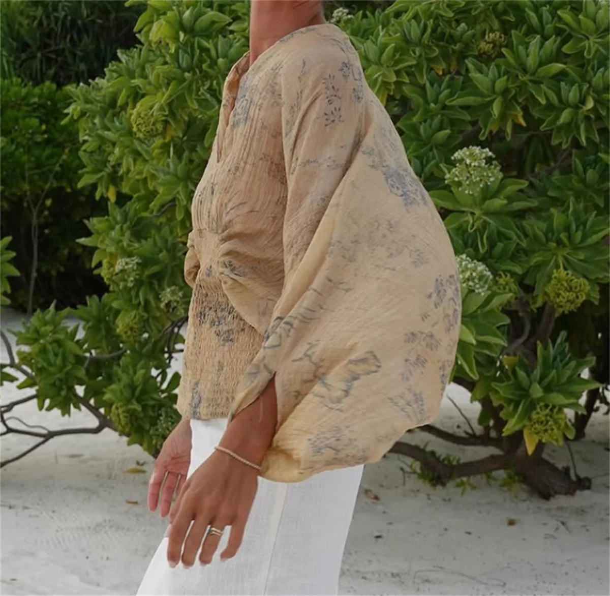 Vintage women's shirt with V-neck and floral print, featuring a relaxed fit and casual style by Corporación Turística.