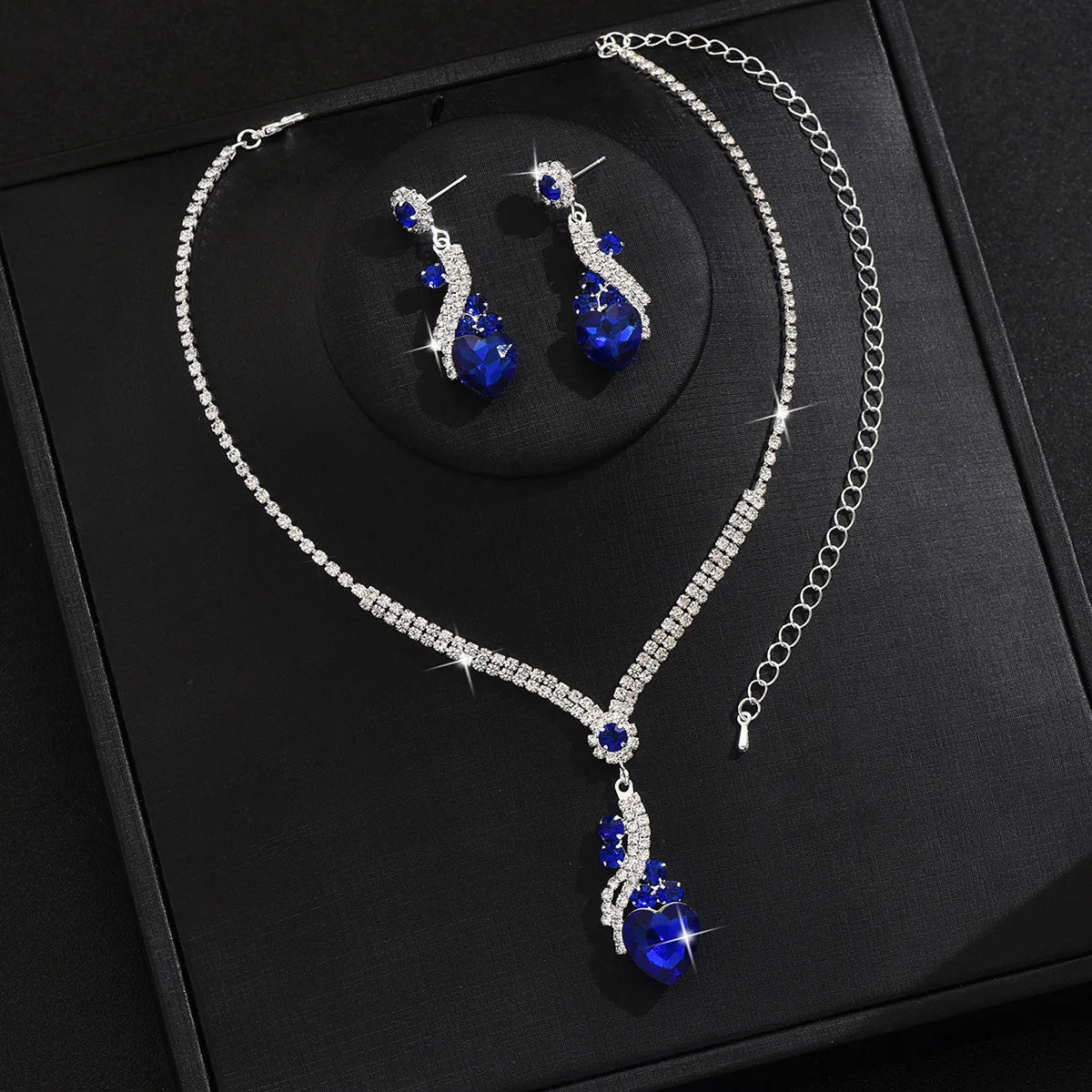 Elegant vintage jewelry set for women including a collar and matching accessories, featuring classic design and intricate details.