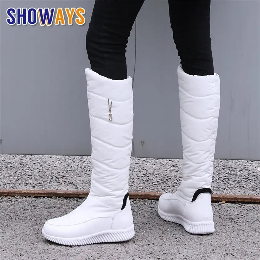 Warm women's snow boots from Corporación Turística, made of leather with plush lining for cold weather comfort.