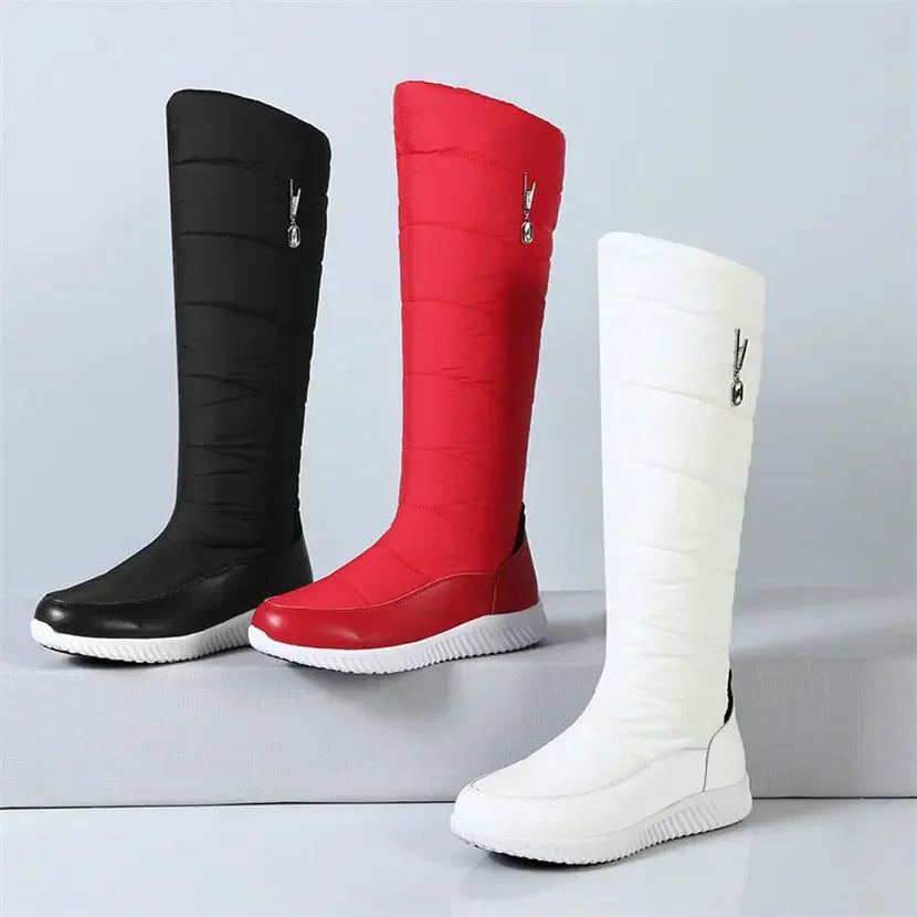 Warm women's snow boots by Corporación Turística, made of leather and plush fleece for winter comfort and style.