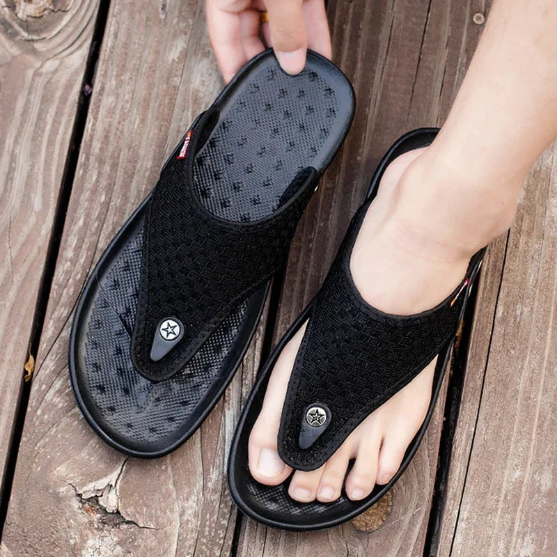 MAEDEF men's summer flip-flops in red, casual open-toe sandals with cushioned straps for comfortable wear.