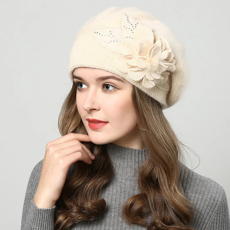 Tejido de boinas de conejo para mujer en lana, en color rojo, con estilo acogedor y cálido, ideal para invierno.