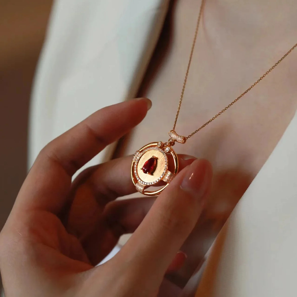 Rose gold 14K pendant with 2-carat gemstone for women, featuring a stylish and elegant jewelry design.