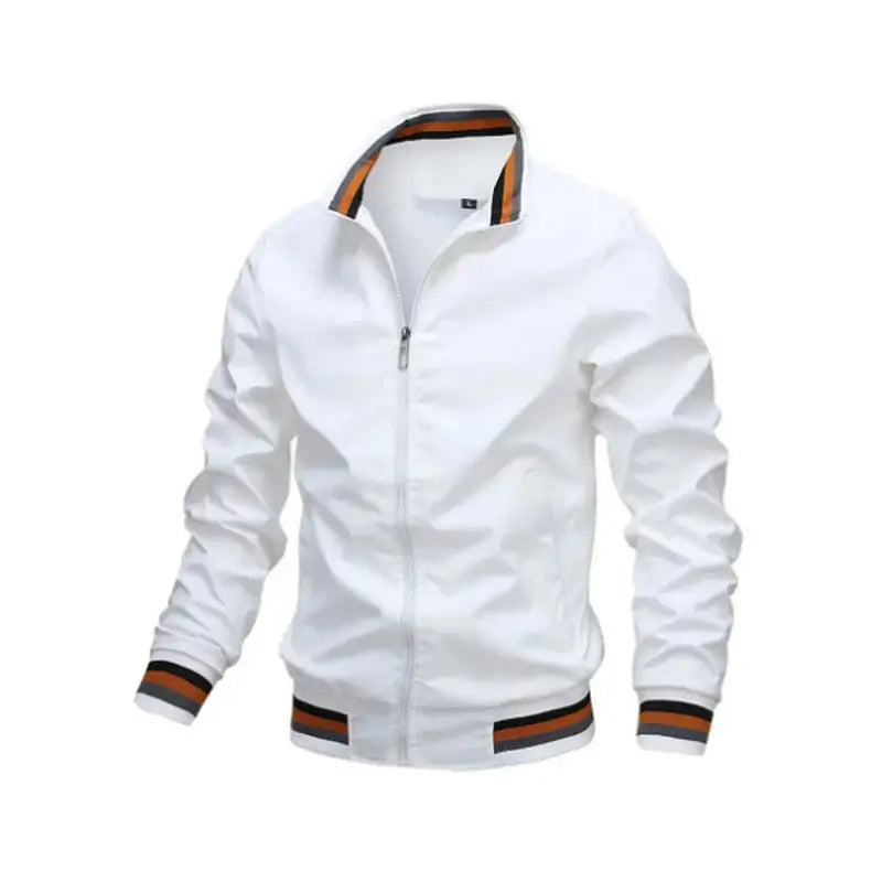 Hombre usando chaqueta cortavientos impermeable y casual de Corporación Turística, ideal para primavera, en color oro, vista frontal.