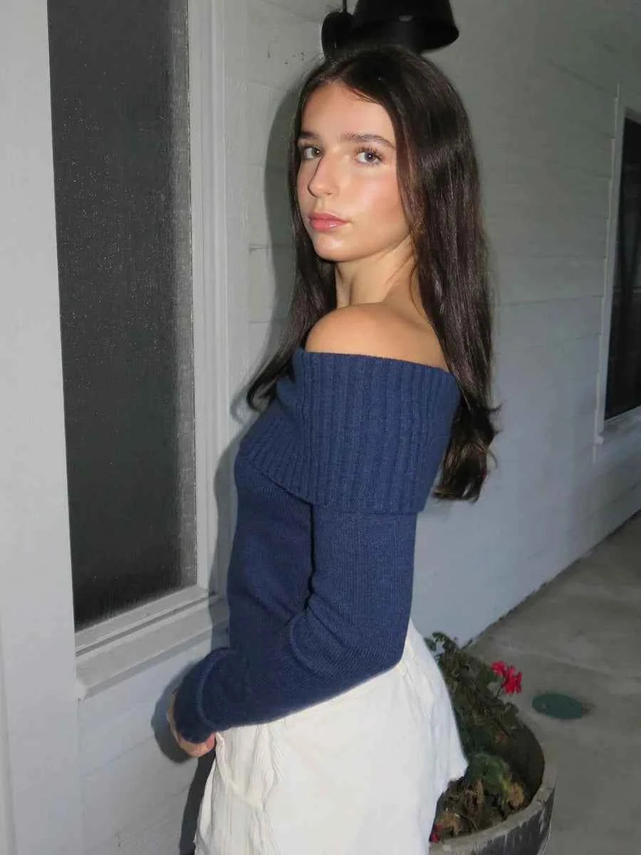 Vintage navy blue crop sweater for women by Corporación Turística, Y2K style, fitted with an asymmetrical collar.