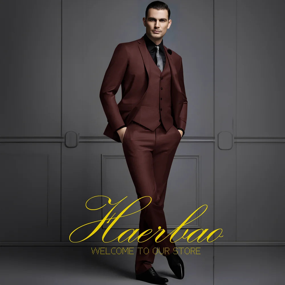Hombre en traje de negocios de 3 piezas verde de Corporación Turística, con chaqueta, pantalón y chaleco formal, vista completa.